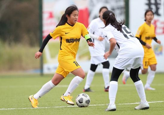 女子高中组闵行三中战赢川沙中学再次问鼎冠军,城桥中学以2:0战胜曹杨