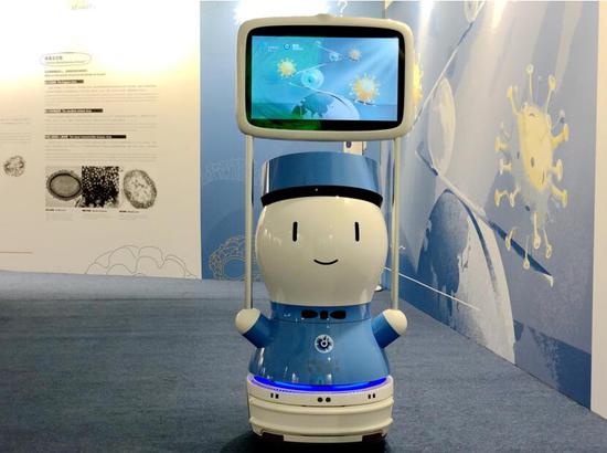 在"花生"机器人讲解员的导览下,参展嘉宾可以参与"病毒免疫对抗赛"