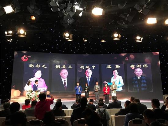 著名导演张艺谋(右二)亲赴现场为其恩师北京电影学院郑国恩教授代为