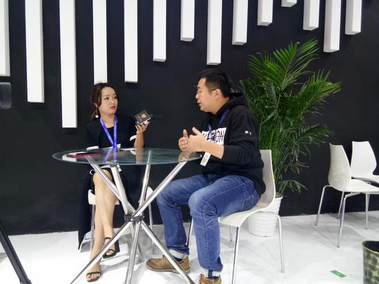 擎朗智能ceo李通现场接受媒体采访