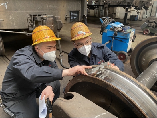 现场盯控质检员检查质量