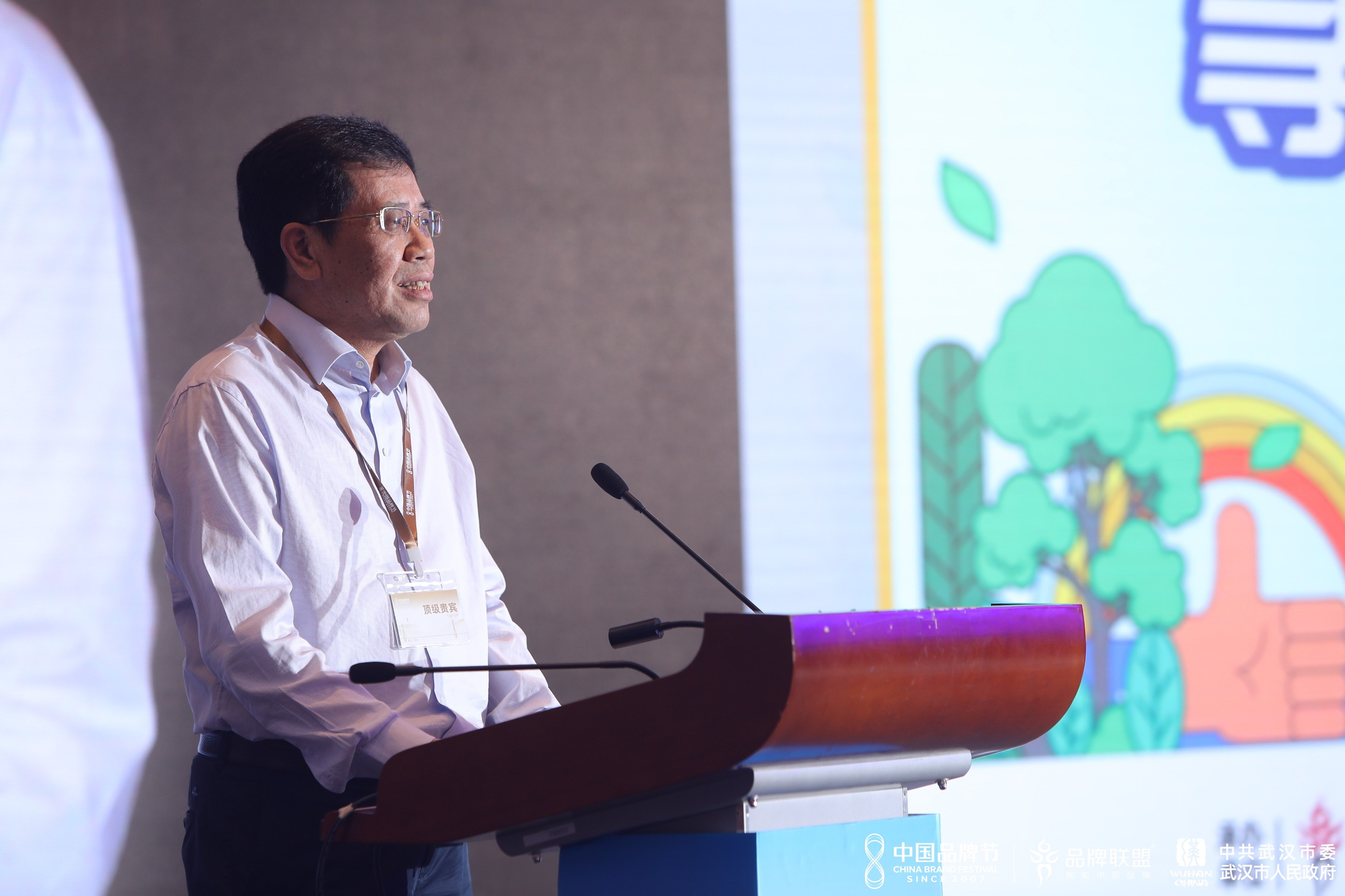 (图:中国石化润滑油有限公司执行董事,党委书记夏世祥发表主题演讲)