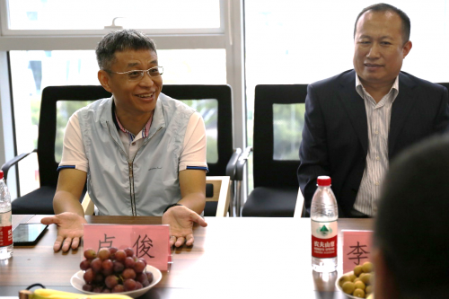 大鹏教育总裁卢俊正在与广州大学城管委会领导交流