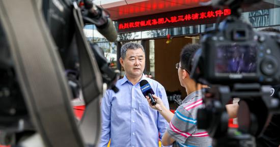 仪式结束后,钜成集团董事长薛成标与三林镇党委委员,副镇长宋立群接受