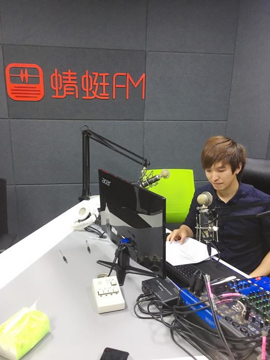 张喆在蜻蜓fm直播间录制现场