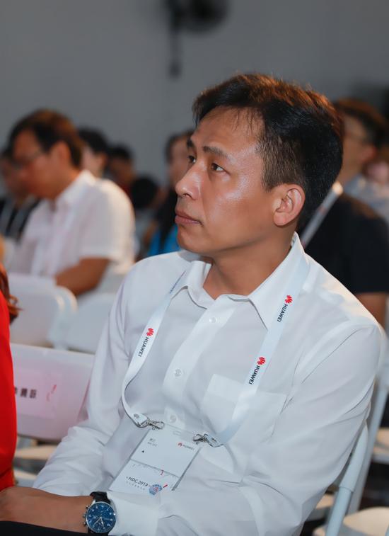 图为:网龙首席执行官熊立博士出席"2019华为开发者大会vr&ar技术