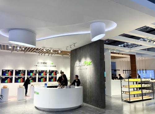 一起来看看三雄极光是怎样做的~生鲜果蔬区数码产品区时尚服装区超市