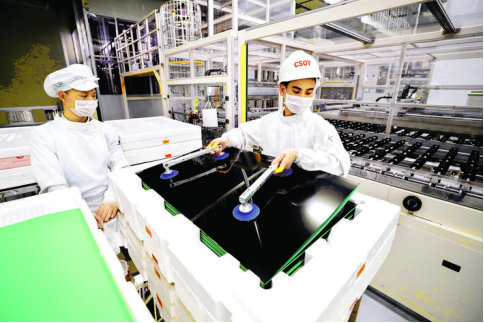 (华星光电生产车间里,工人在对产品进行封装)