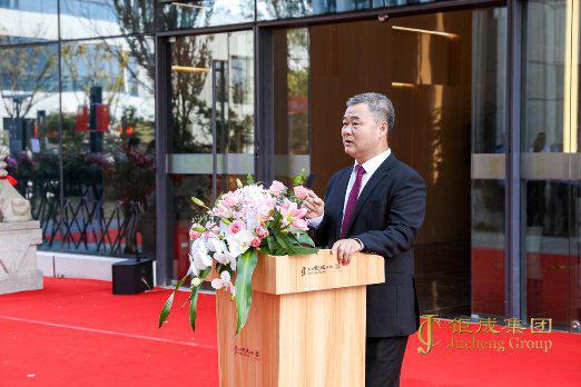 钜成集团董事长薛成标与三林镇党委书记蔡忠民共同为舞狮点睛良日吉时