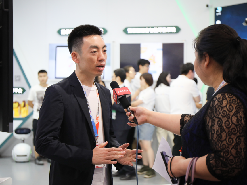 好未来集团总裁白云峰在展会现场接受媒体采访