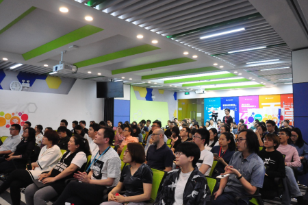 学而思网校 "ai老师"当评委 给主讲老师评课