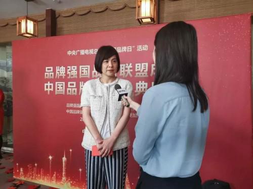 图注:爱玛段华接受央视采访汽车界有一句流传已久的话:"第一辆车是