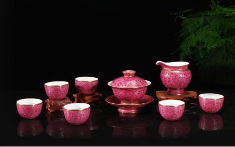 值得一提的是,丰瑶的创始人朱筱平先生正是非物质文化遗产项目"景德镇