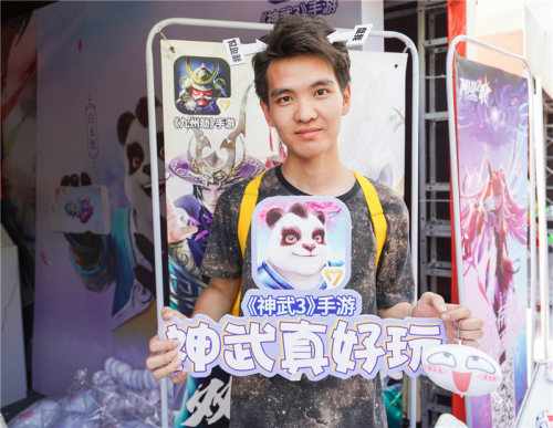 [图2 斗鱼主播骚某某在2019斗鱼嘉年华]