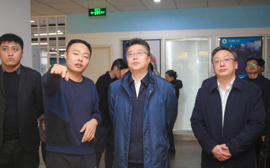 达瓦科技ceo卢琪(左二)为区委书记滕宏伟(右二),区委常委邓文(右一)