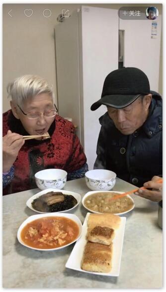 东北长春的老崔则十几年如一日地向孤寡老人嘘寒问暖……在信息传递