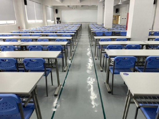 图2 果尔佳学校多媒体教室