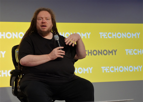 据外媒报道,虚拟现实之父杰伦·拉尼尔(jaron lanier)认为,虚拟现实
