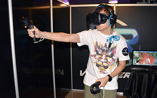 香港网吧vr游戏体验专区.射击游戏(图片来自驱动之家)