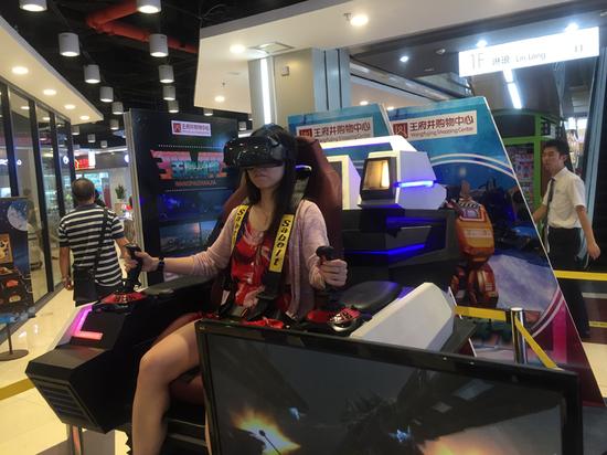 图为玩家现场体验王牌战甲