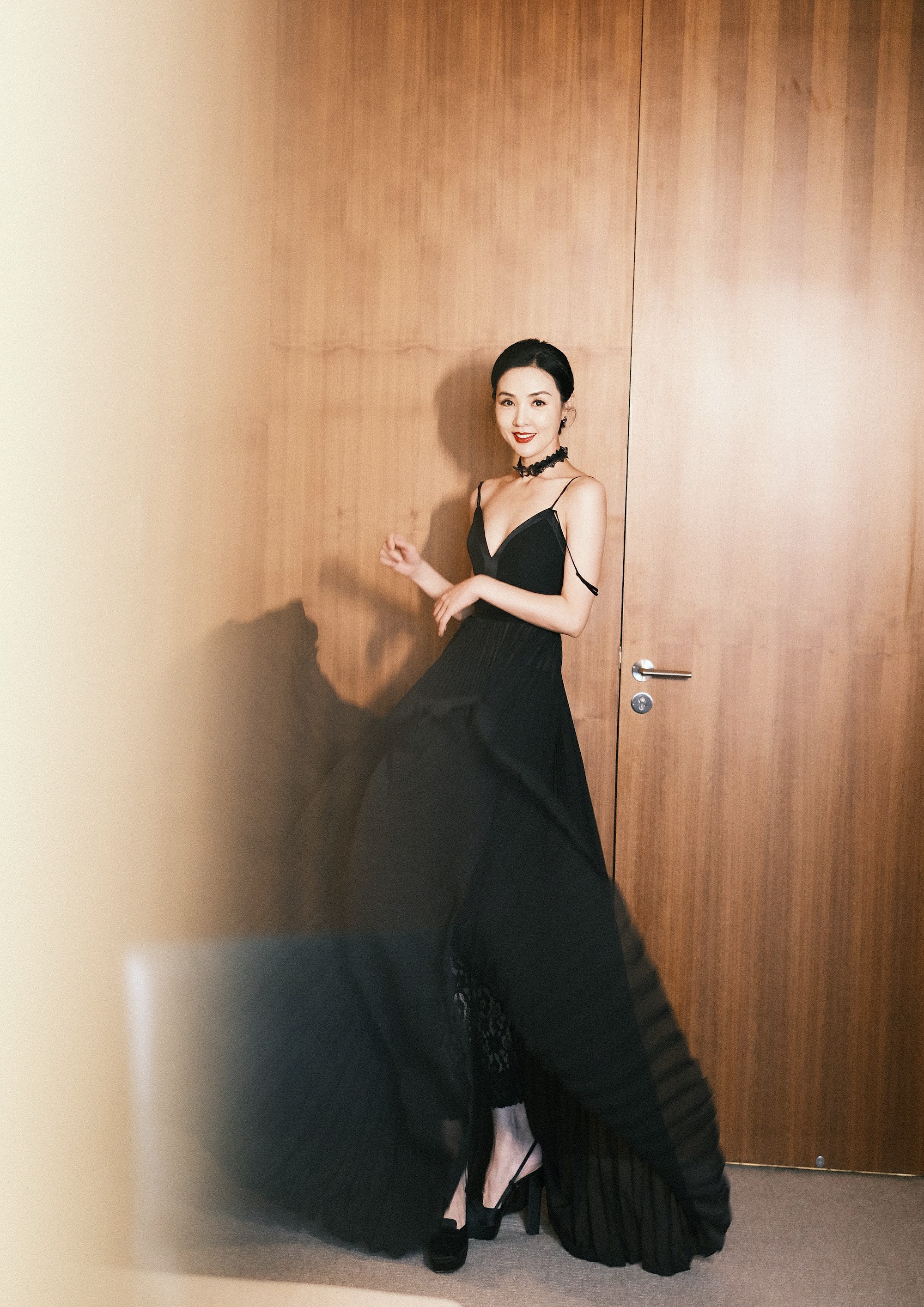 姜宏波优雅亮相长春电影节白衣黑裙为中国电影加油打气