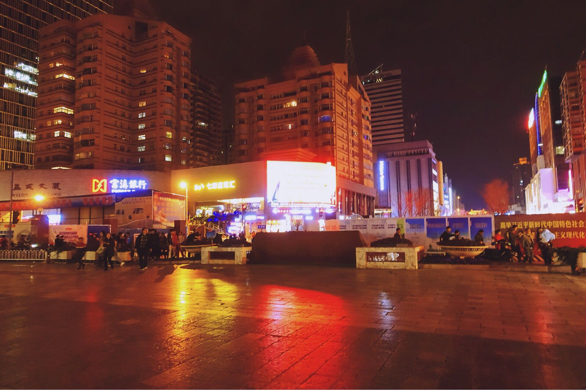 霓虹灯下的昆明街景