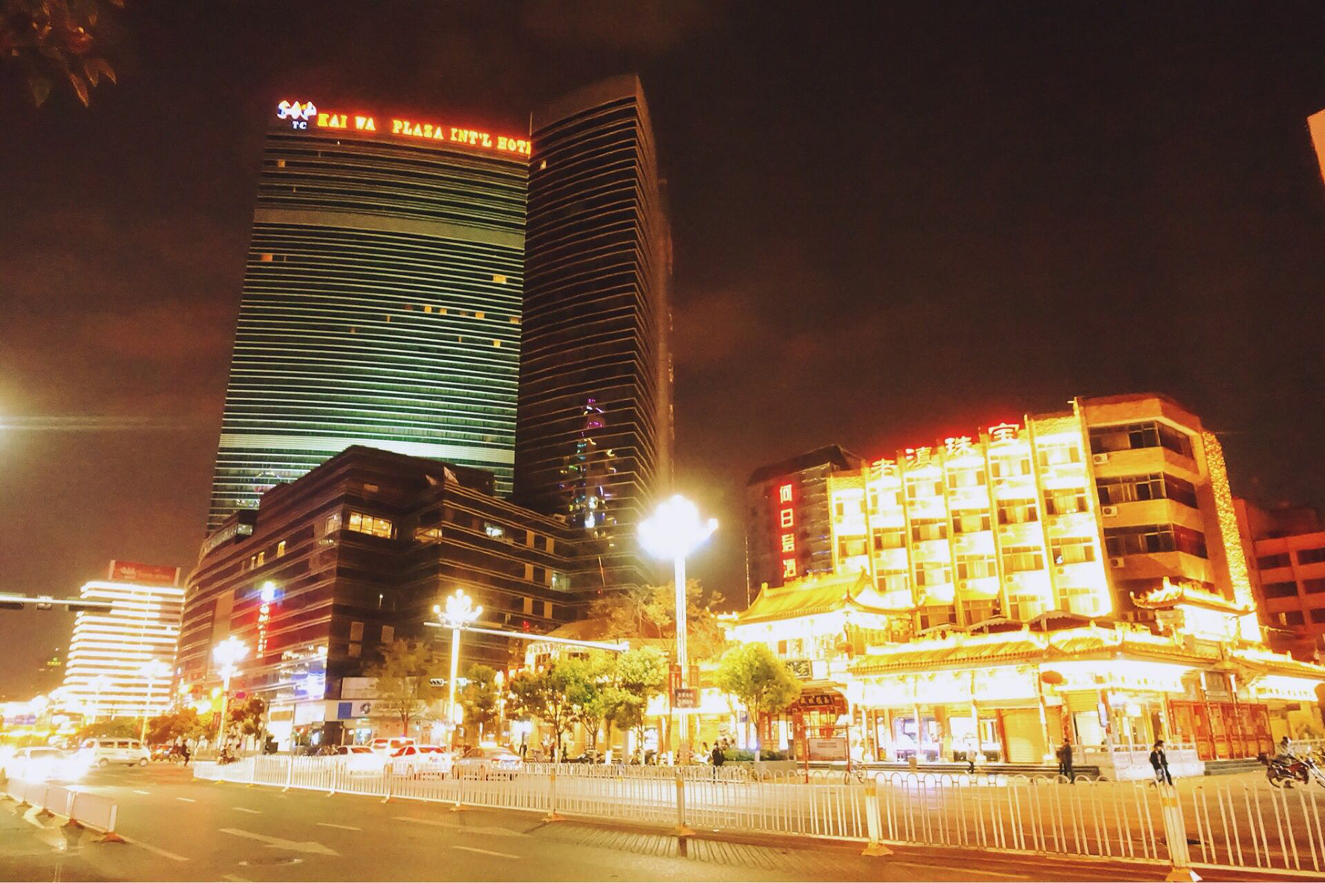 霓虹灯下的昆明街景