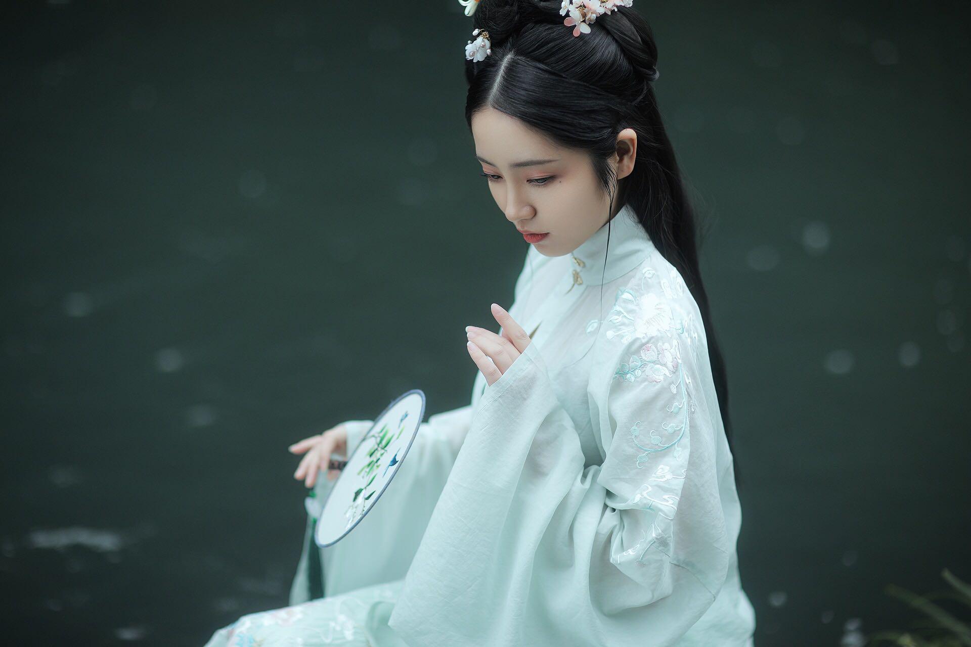 红梅白雪知古风女子