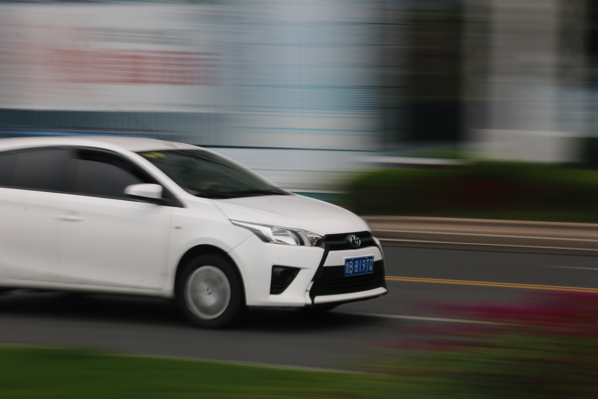 户外街拍 行驶中的汽车