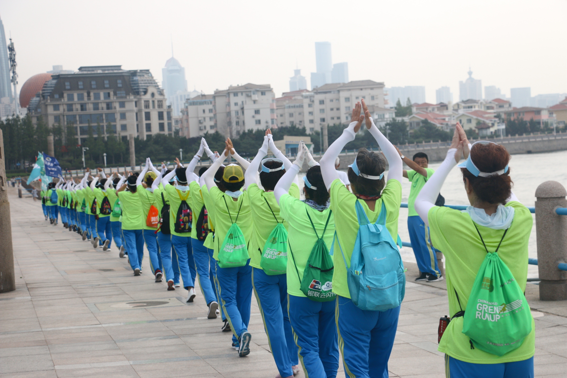 户外健身运动 健走团海边健步行