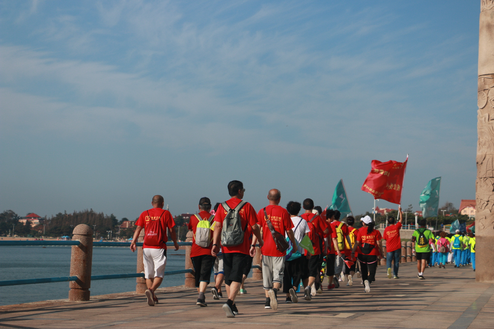 全民健身运动 海边健步行