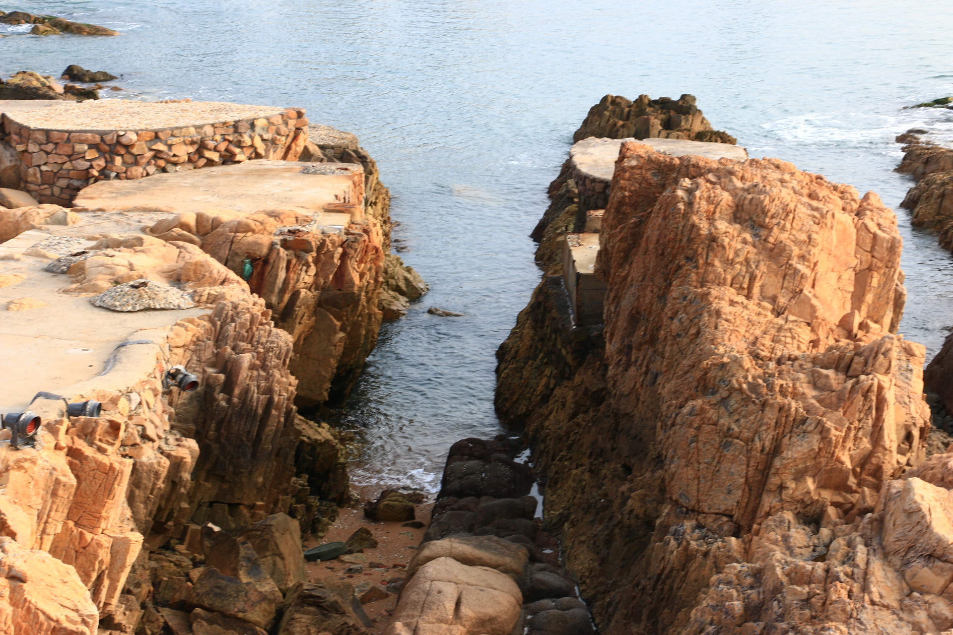 户外海边岸边礁石