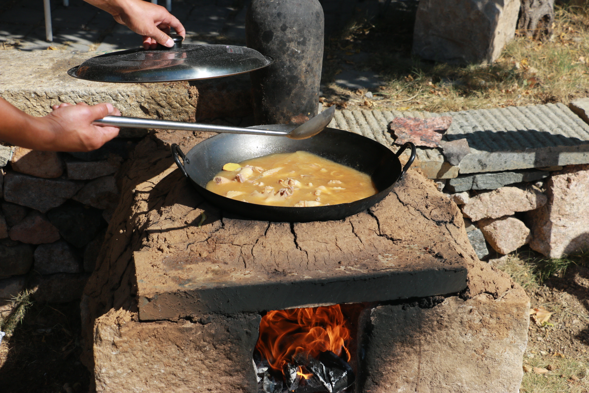 户外野炊 铁锅烧菜