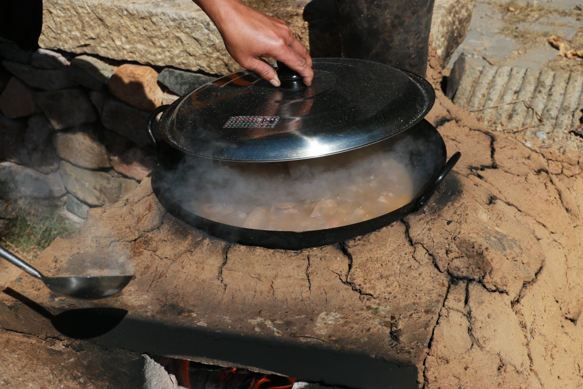 户外野炊 铁锅烧菜