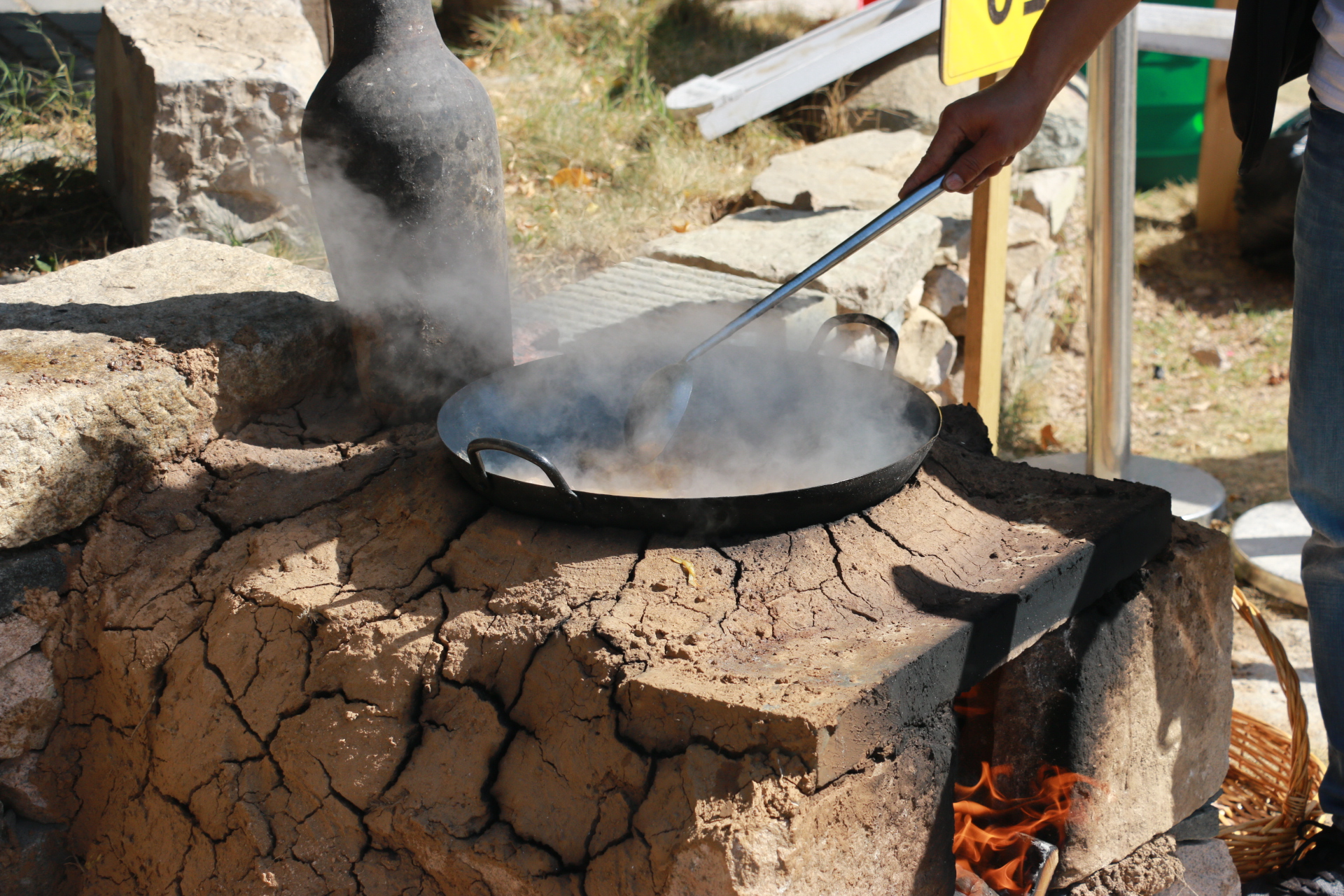 户外野炊 铁锅烧菜