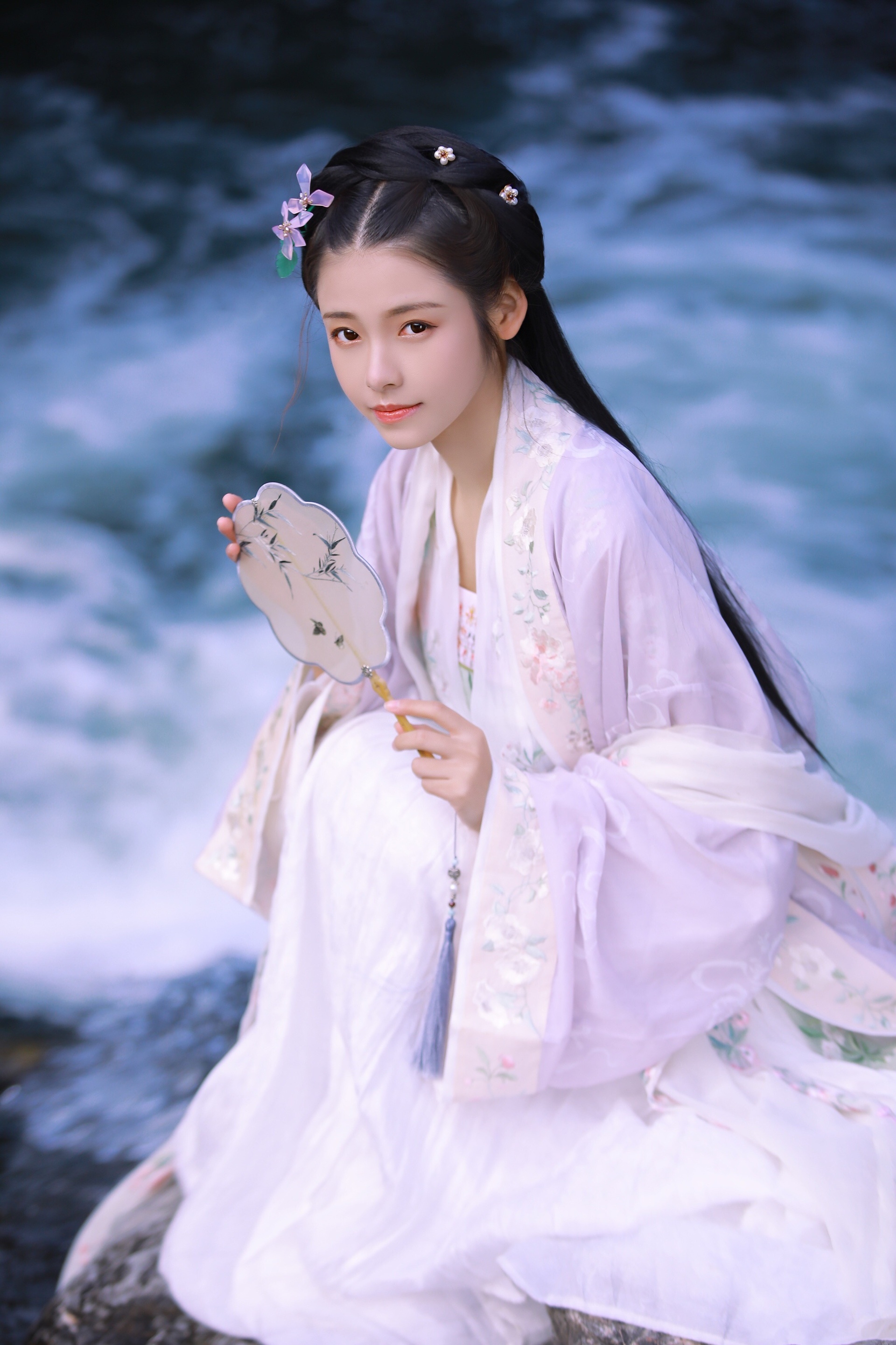 犹抱琵琶半遮面