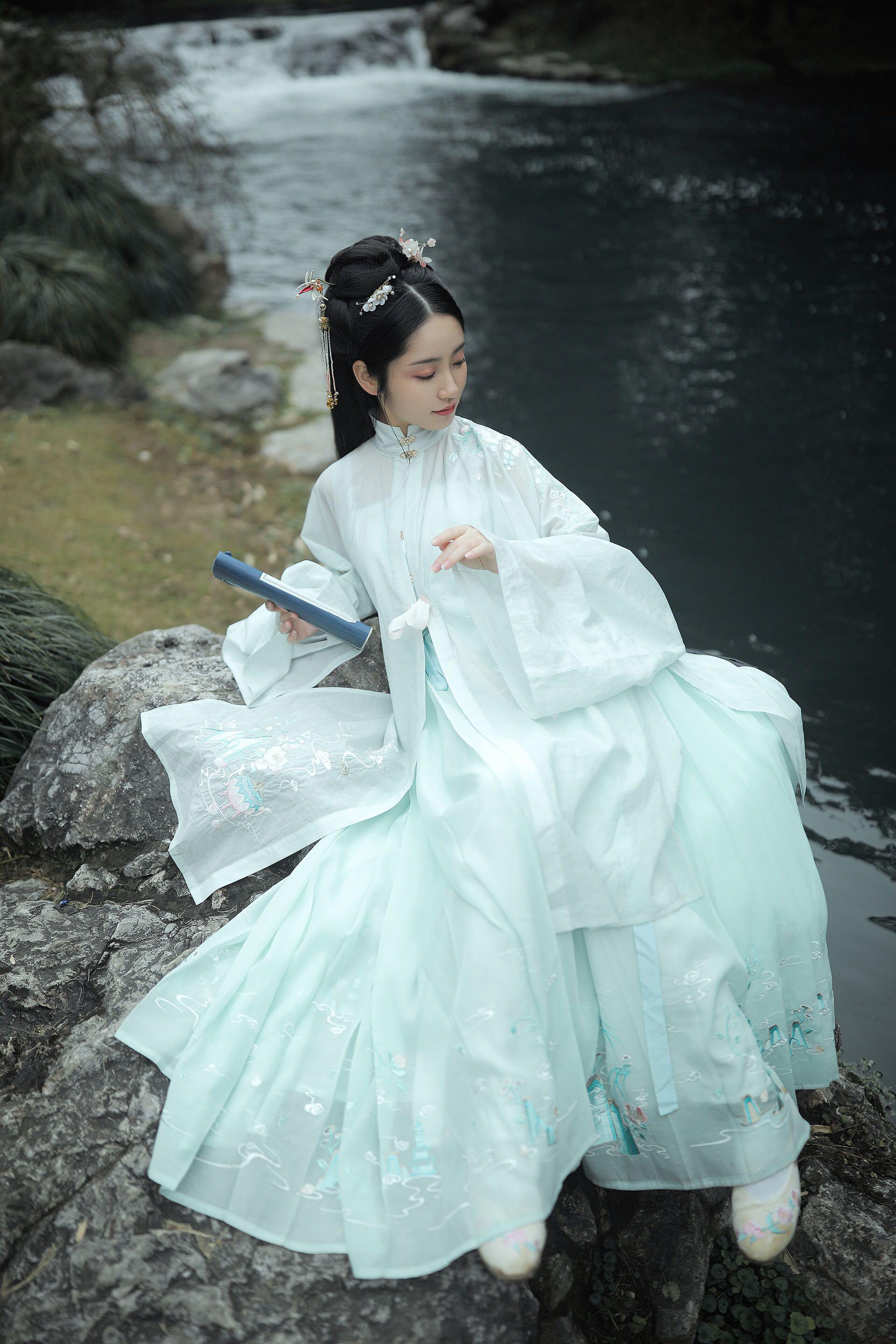 红梅白雪知古风女子