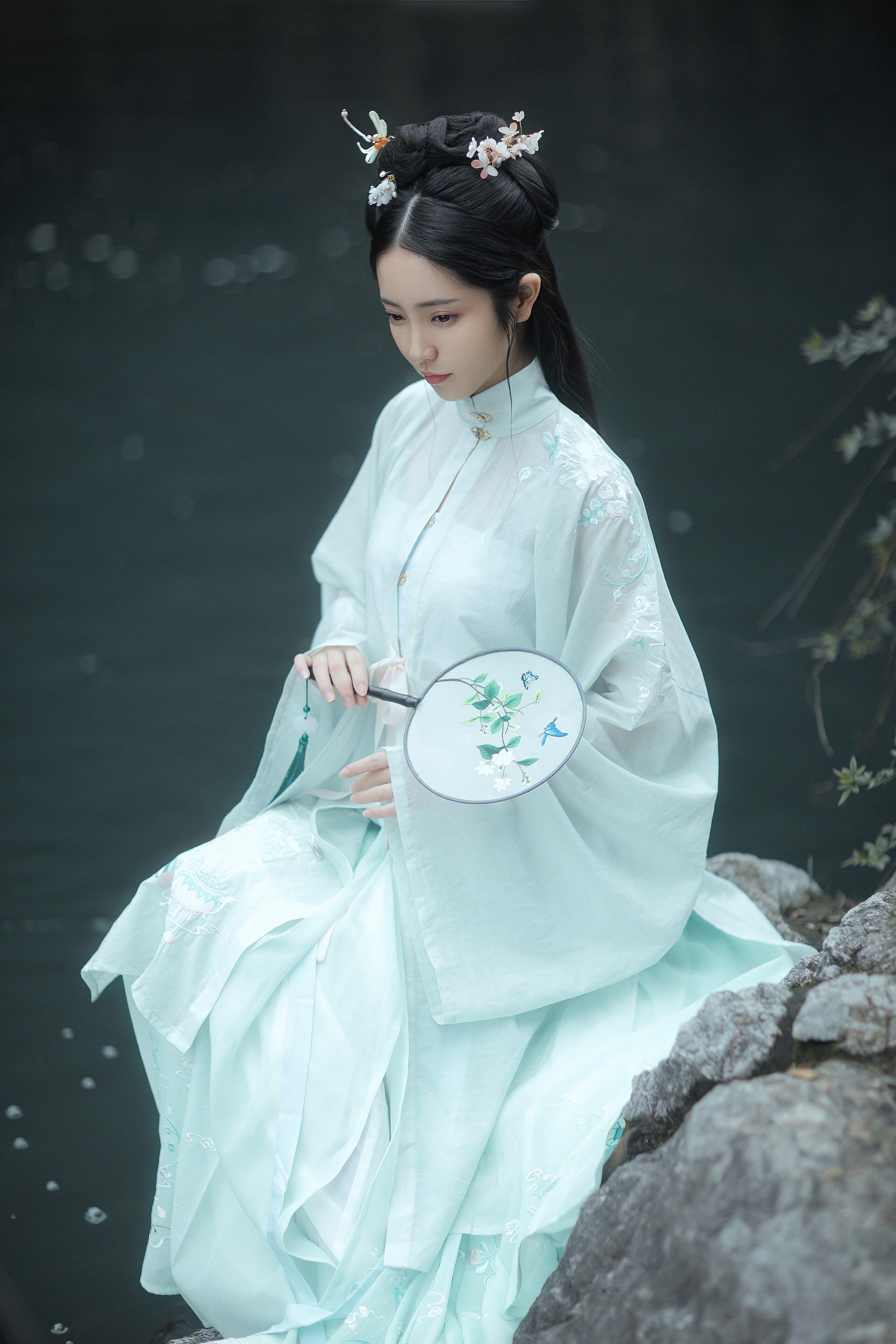 红梅白雪知古风女子