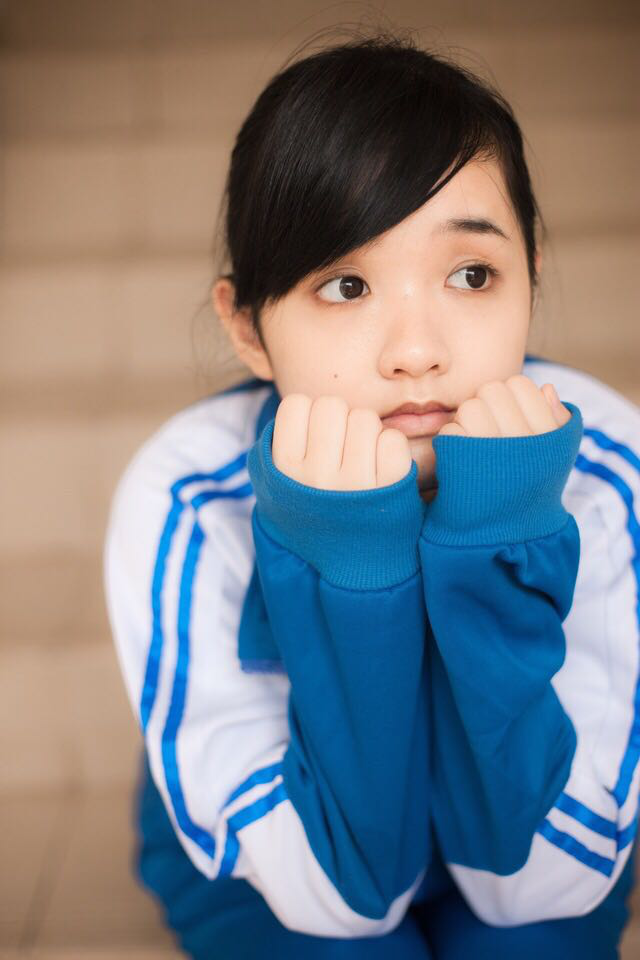 前排扎马尾的女孩