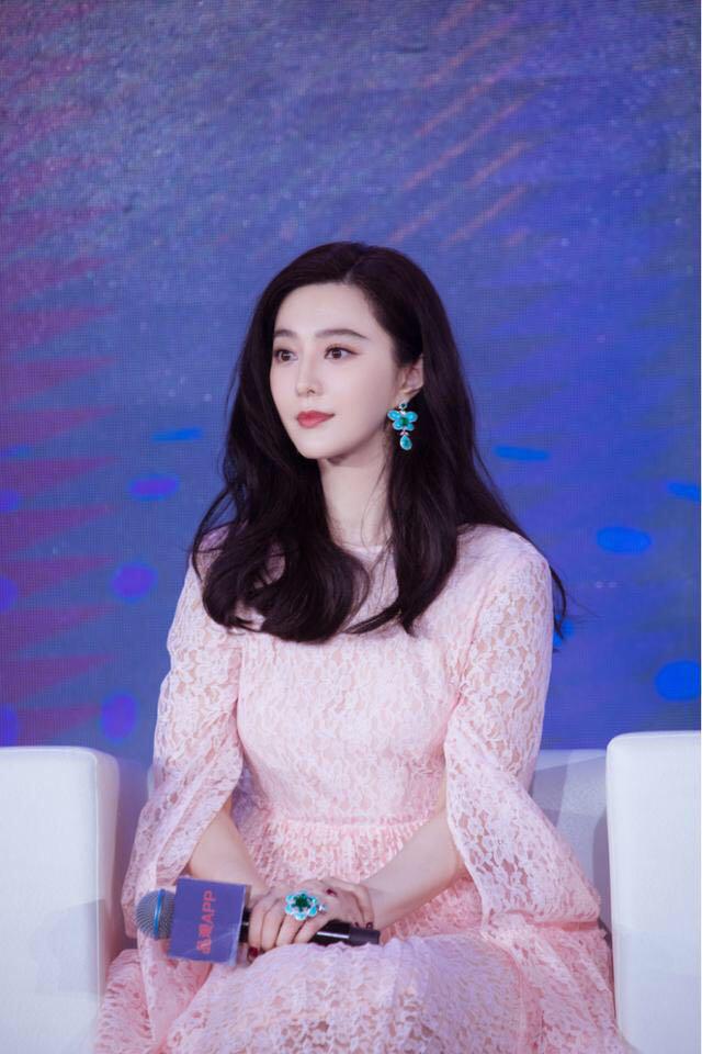 范冰冰亮相活动,身着蕾丝连衣裙,穿出感激贵妇感