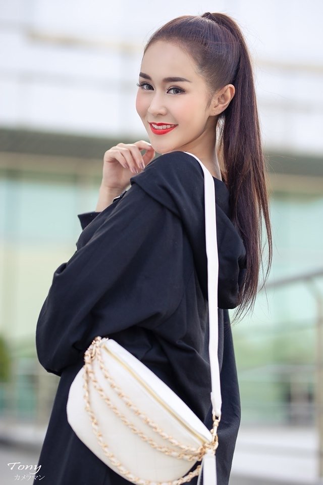 身材高挑的女生,回眸一笑很倾城.