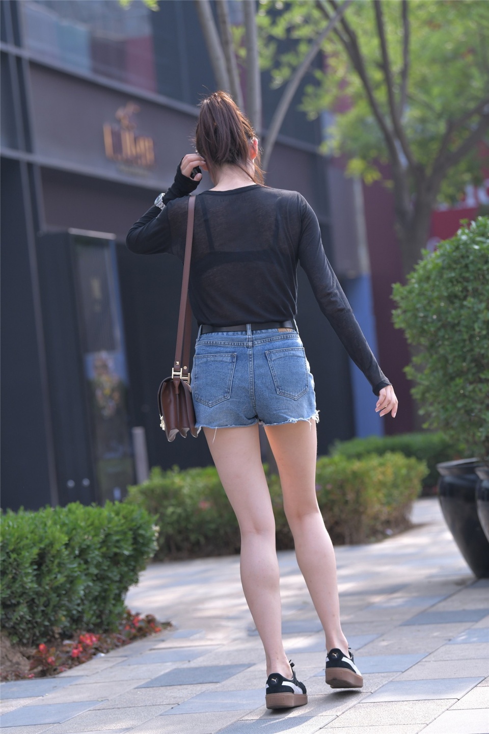 街拍:侧面超级像黄圣依的一位小姐姐!