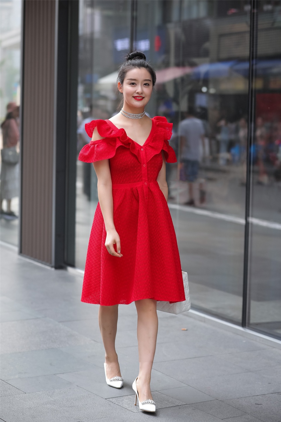 街拍:红色短裙美女,美女漂亮自然,属于原生态美女|美女|原生态|短裙_