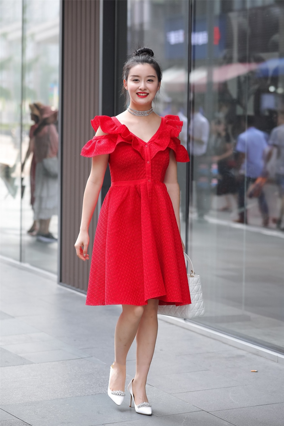 街拍:红色短裙美女,美女漂亮自然,属于原生态美女