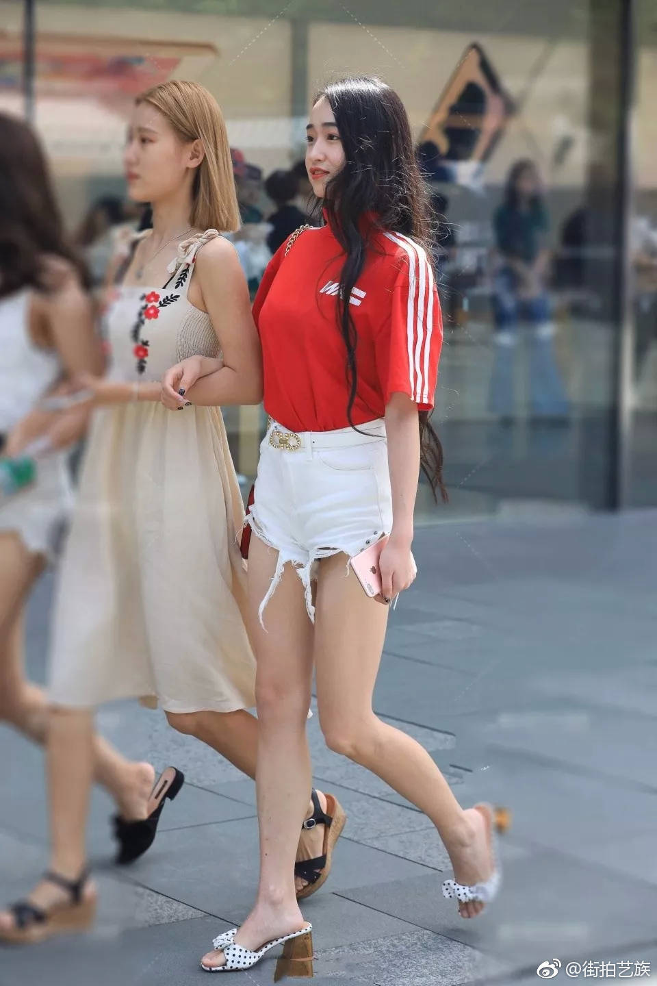 街拍的热裤美女走在大街上的回头率一定很高哦