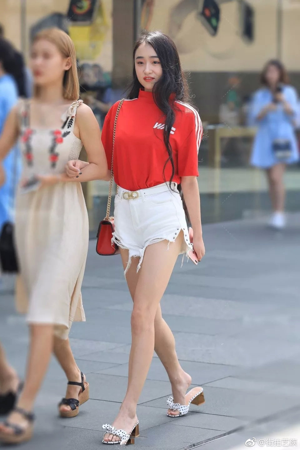 街拍的热裤美女走在大街上的回头率一定很高哦