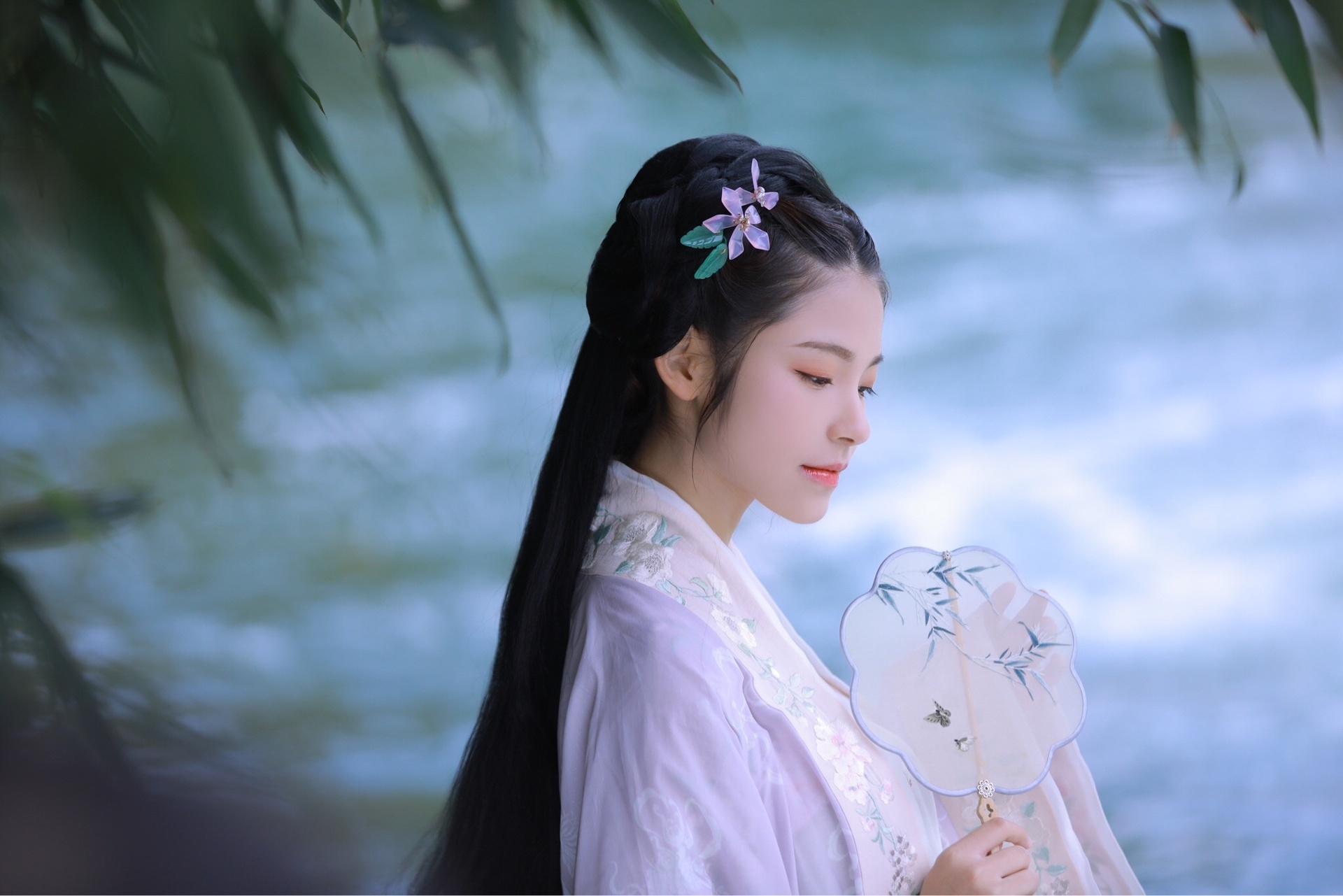 犹抱琵琶半遮面