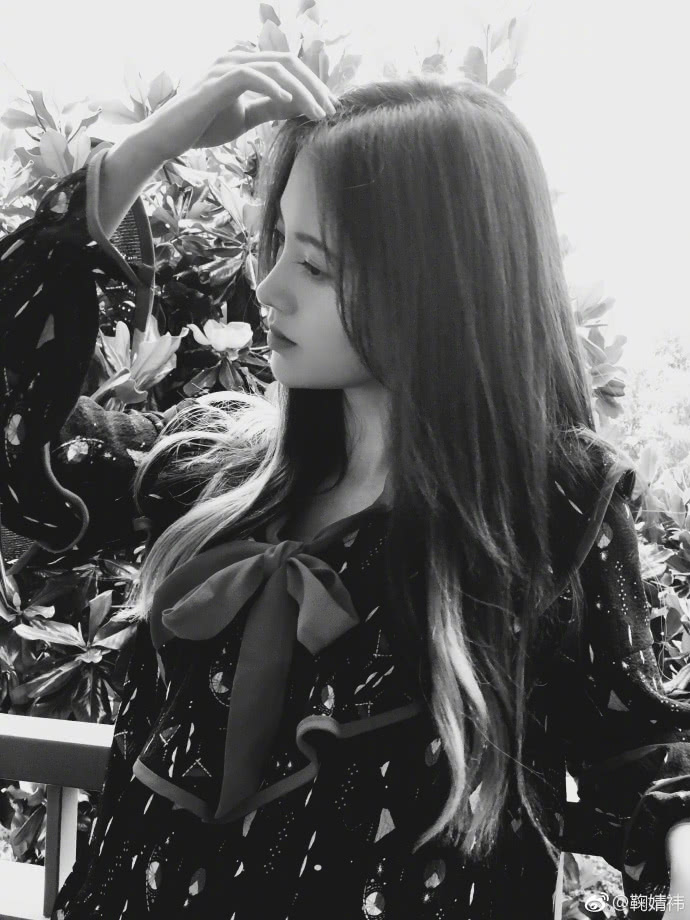 鞠婧祎晒照凹造型,时而黑白时而彩色美丽又可爱
