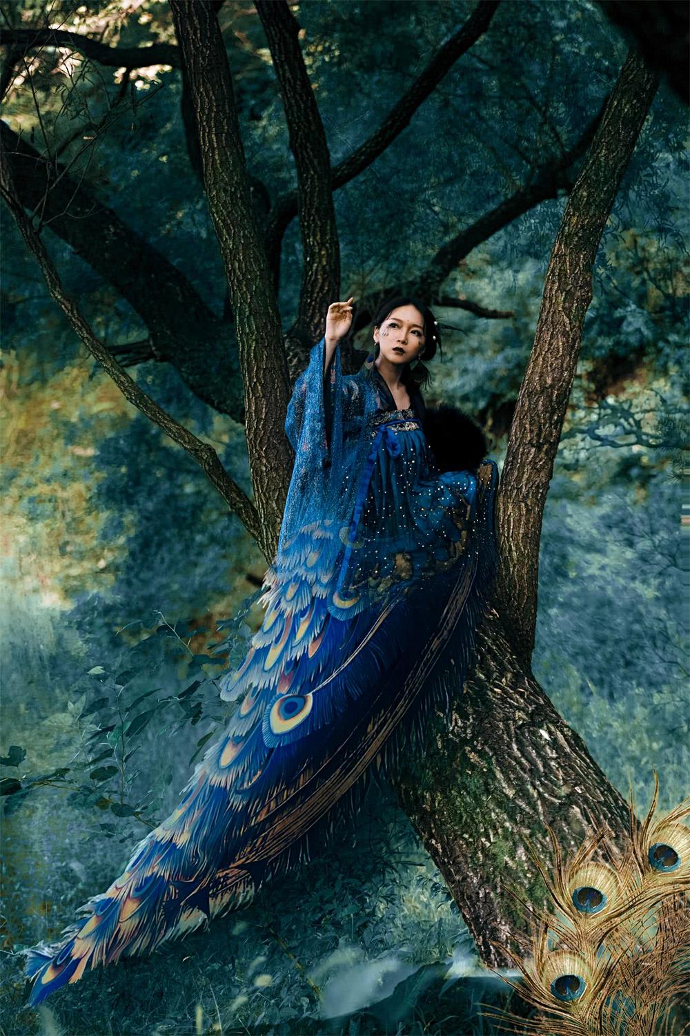 摄影师在怀柔仙境拍"孔雀精",冷艳又妖魅
