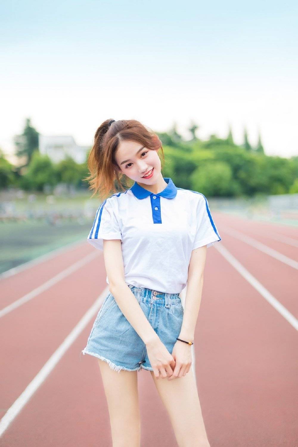 校园里清新气质的美女青春洋溢活力满满